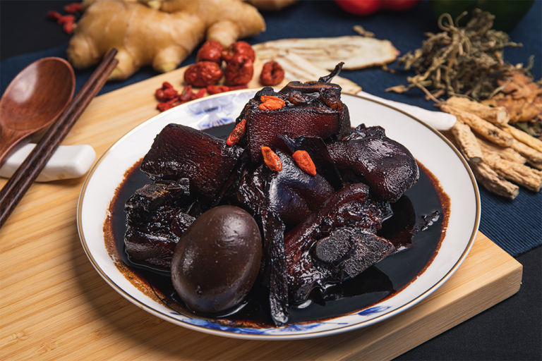 Black Vinegar Pig's Trotter
猪脚姜醋
Black vinegar is used to aid digestion and improve appetite. Together with ginger and sesame oil, this dish improves blood circulation and expels “wind” and “dampness” from the body. In addition, pig trotters are rich in collagen, while egg is a good source of high-quality protein and iron.